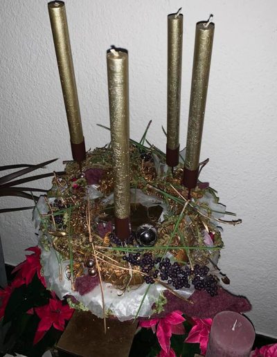 D106-Goldene-Weihnachtszeit-Dekoration-Kerzen-Blumengeschaeft-Boehme